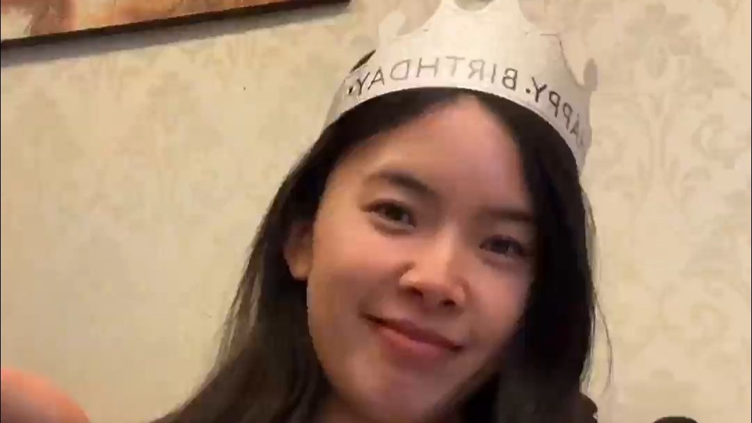 女子展示生日帽的正确戴法 网友：我一直以为是商家的独特设计