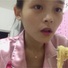 母乳妈妈嘴馋,趁老公不在家偷偷吃东西,太好吃了,一包不够吃啊