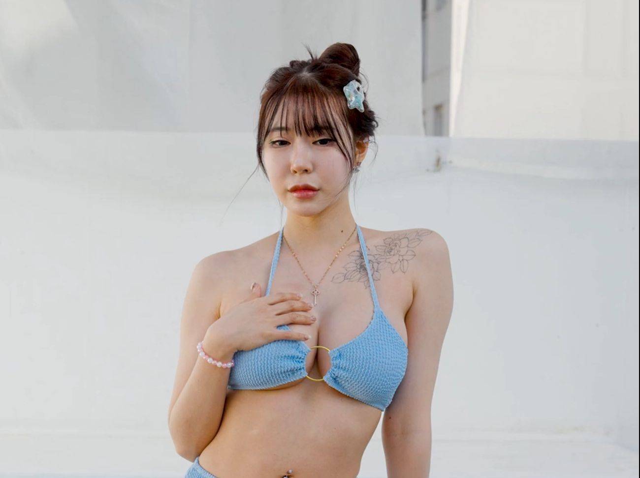 闵夏琳Rooftop拍摄会天蓝色比基尼