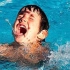 为什么很多小孩在游泳池溺水，周围却无人施救？警察蜀黍：儿童游泳有益身心，但也要防患于未然。