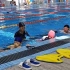 教练教导游泳姿势