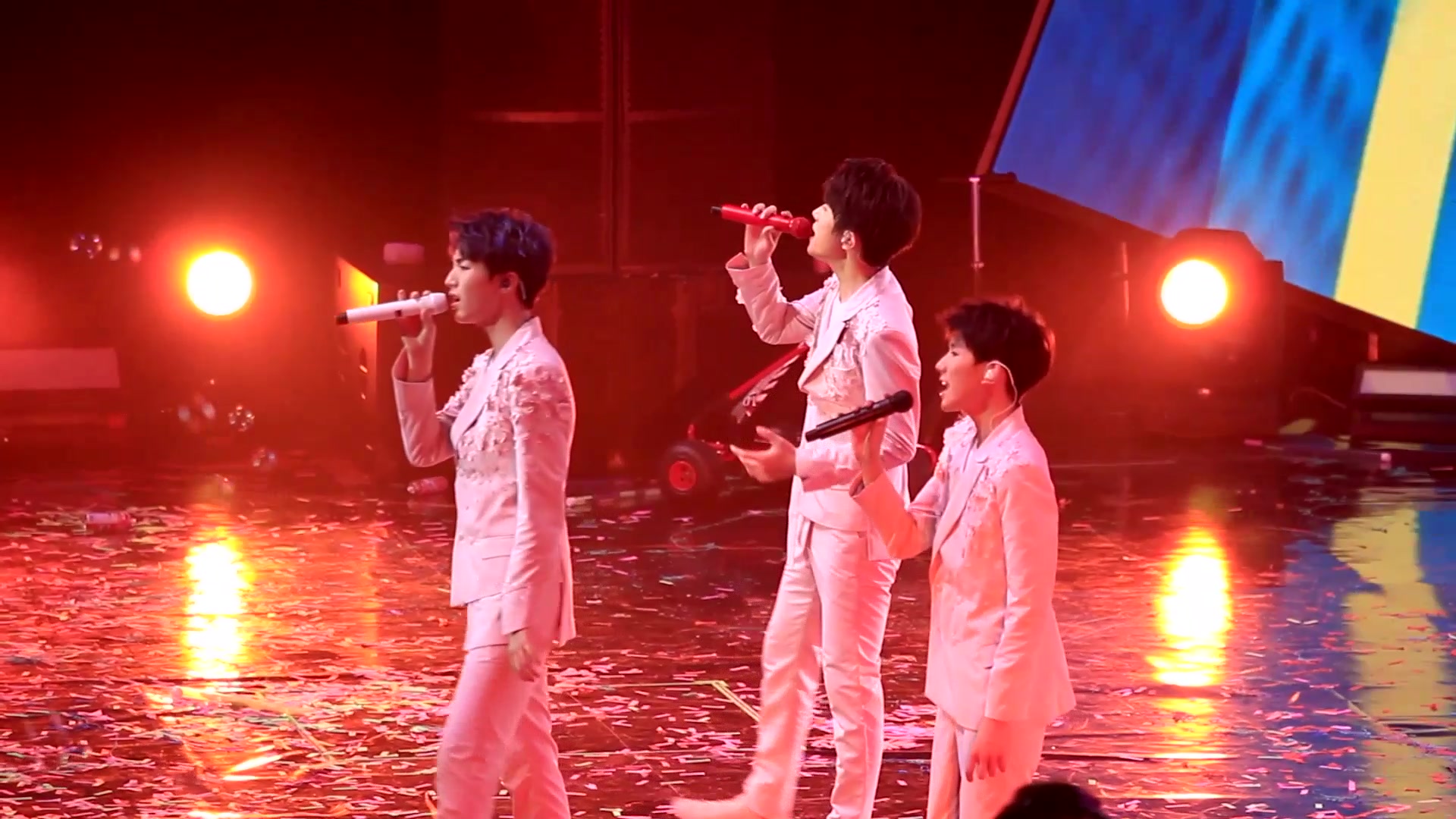 tfboys演唱会照片,tfboys演唱会照片花海 tfboys四周年南京演唱会0811青春修炼手册萤火