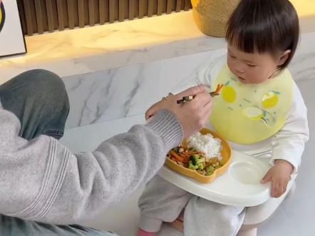 给小朋友选筷子就选这款训练筷，操作简单，如果你家孩子还不会拿筷子那就试试