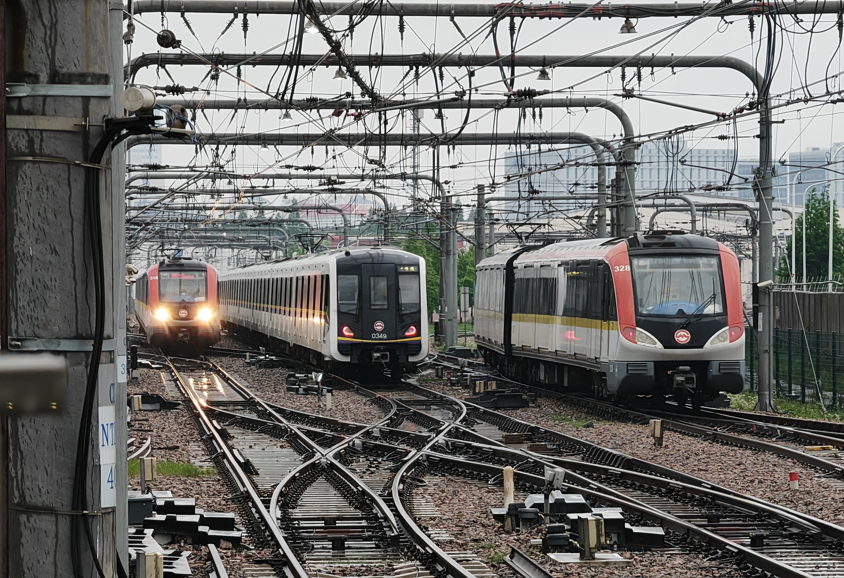 罕见情况！上海地铁3号线江杨北路站两列车同时出站！附新屏蔽门使用实况
