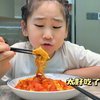 爸爸看孩是放养，啥活都让闺女干，吃喝玩加学习都没放下