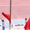 少年烈日中反复练习升国旗，敬礼升旗动作标准：少年强则中国强