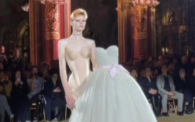 这大概是……穿模了？我看不懂，但我大受震撼