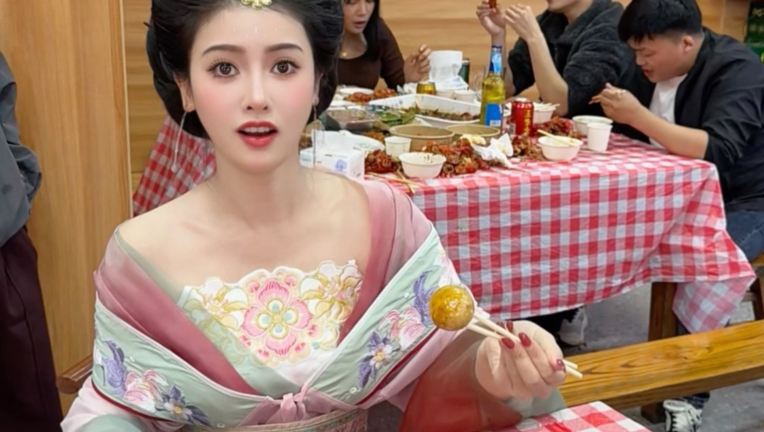 老板：尖叫龙虾，你吃你也叫！