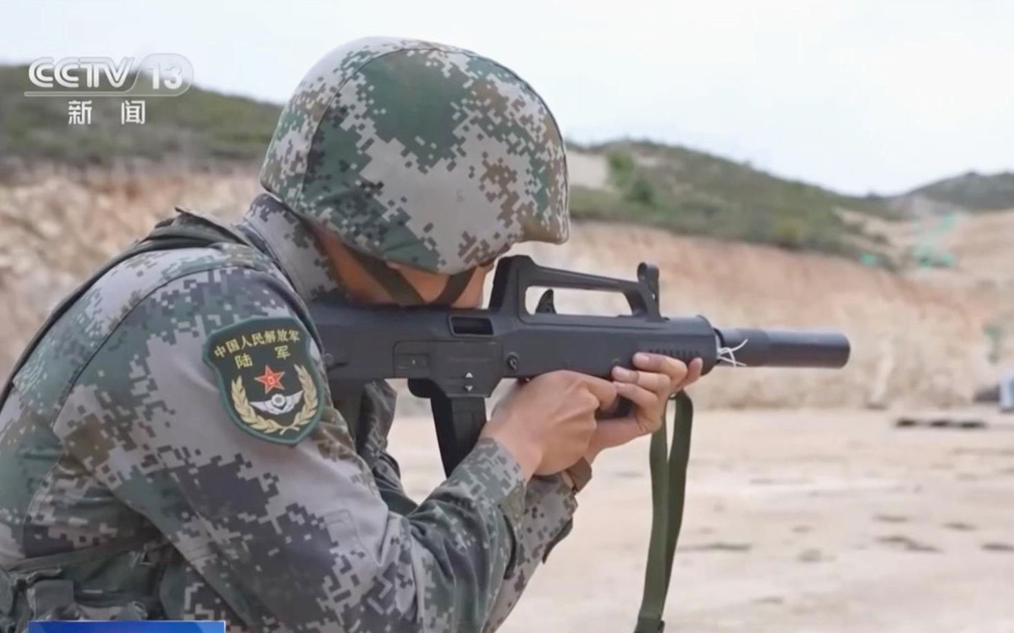 中国陆军侦察兵使用的05式微声冲锋枪