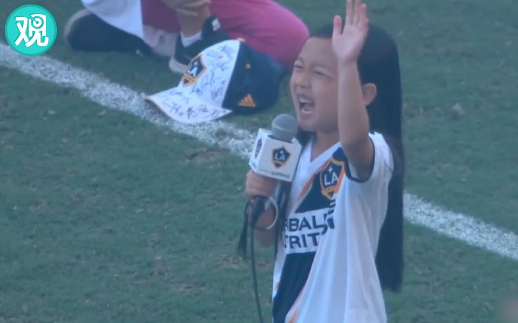 7岁亚裔女孩献唱美国国歌 天籁之音震撼全场