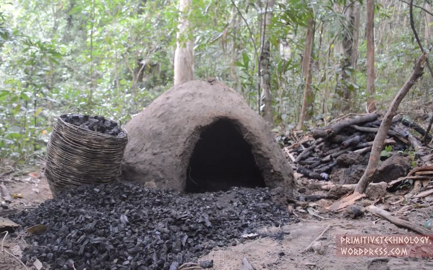 【原始技术】澳洲小哥,可重复使用的木炭窑