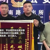 美团跑腿小哥携客户14部手机跑路