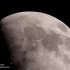 这是望远镜与相机的结合，多么完美的月亮，很多陨石坑都清晰可见