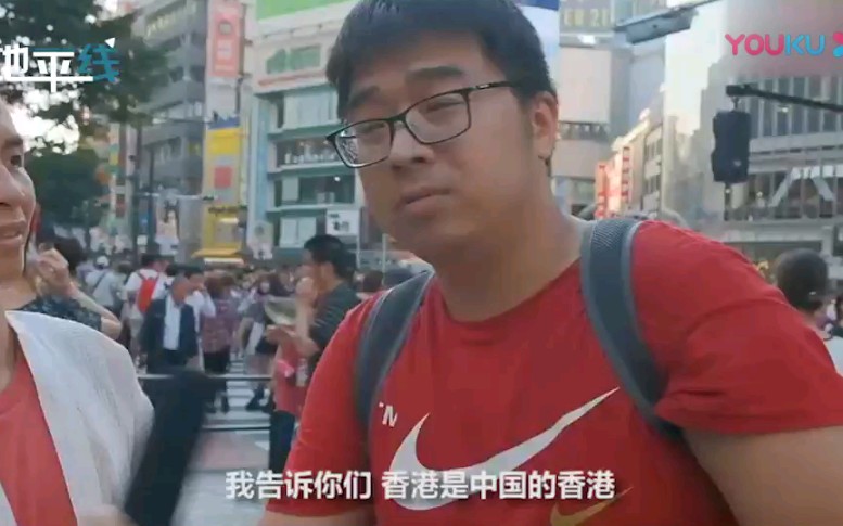 “港独”在日本造谣抹黑港警，被两中国青年当街怒怼，顿时哑口无言，这两位中国的小哥哥太帅了