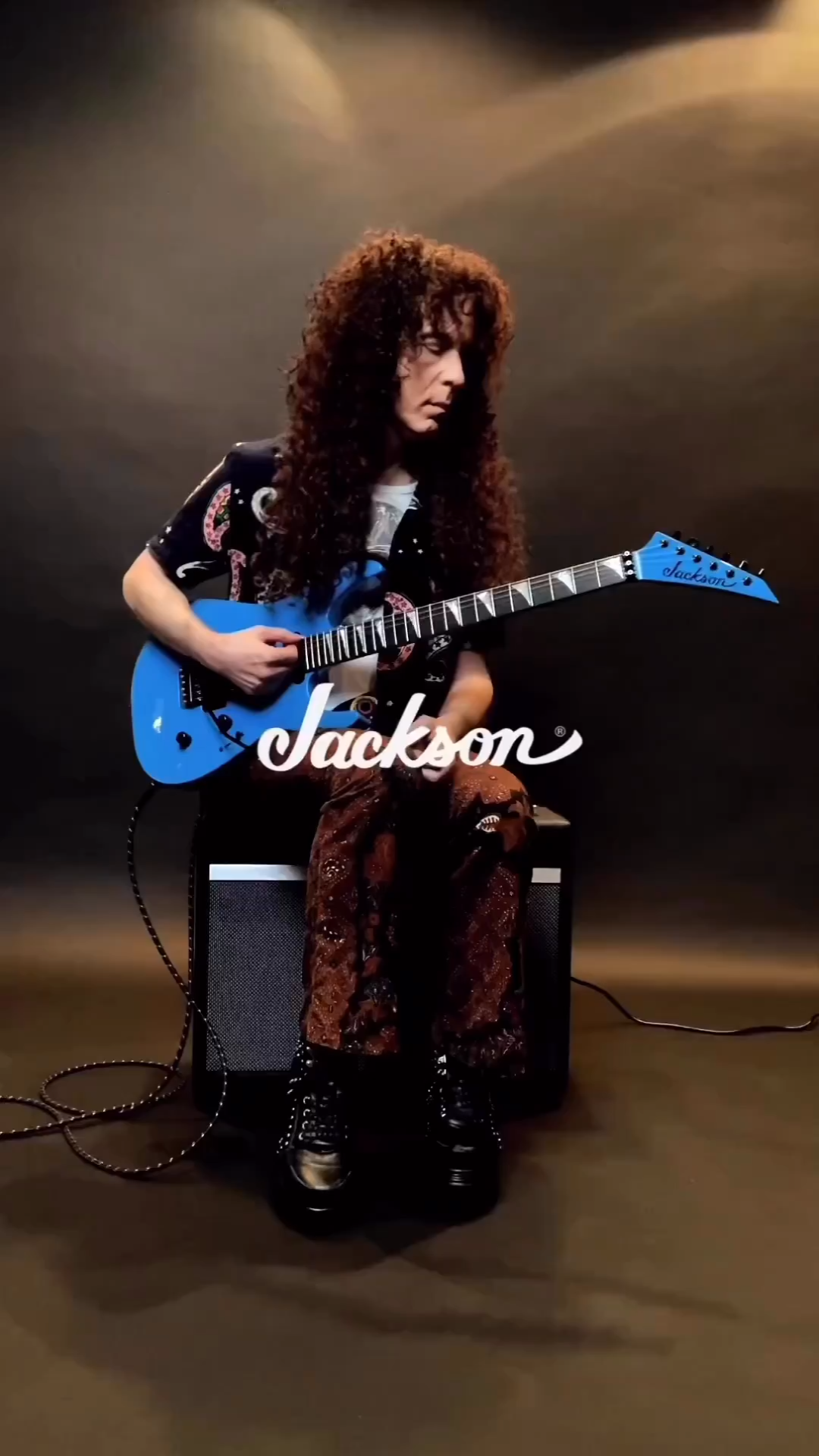 新的一周,从 Marty Friedman 手上这支全新美产系列 SL3 Soloist 海王星蓝开启. #JacksonGuitars哔哩哔哩bilibili