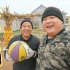 农村父子的足球赛，用玉米秸做球门，拿篮球当足球踢，踢完喝一杯