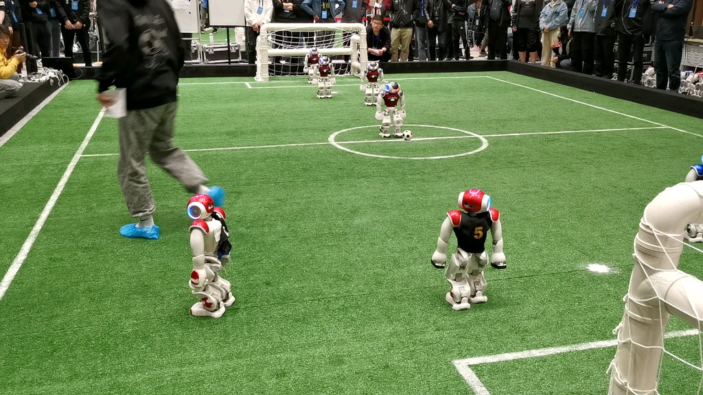 2020年Robocup机器人中国赛，看下别的队伍机器人踢球吧