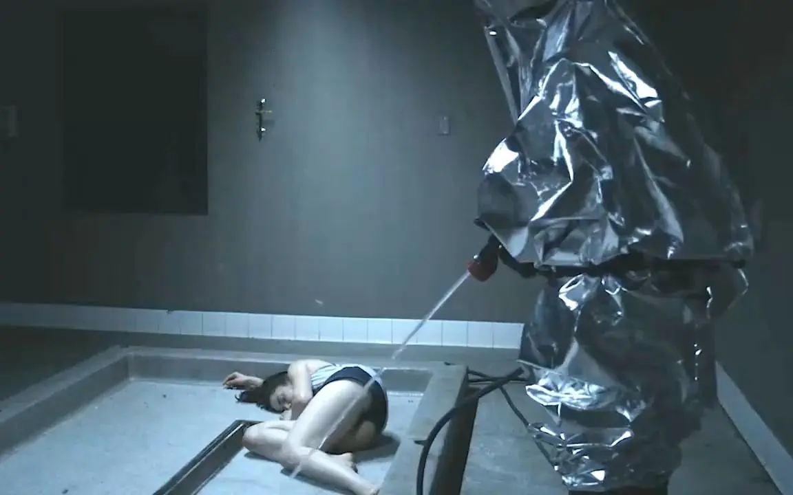 女人被绑架,醒来后发现,自己被人当成狗一样喂养