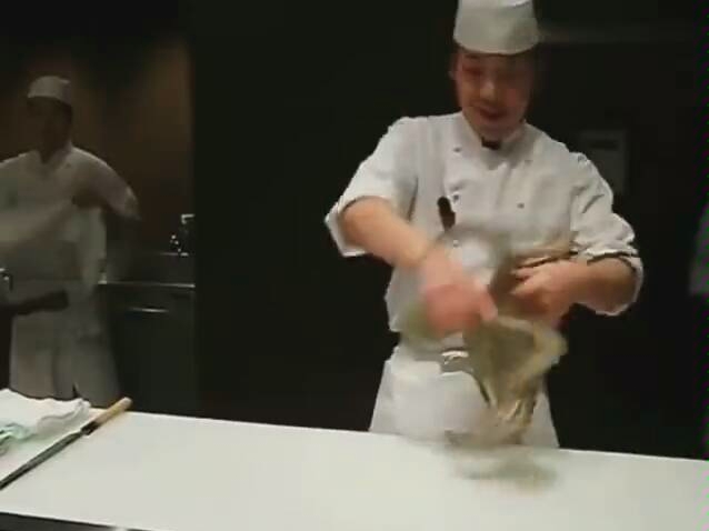 日本大厨现场烹饪章鱼刺身，这种一般人吃不下去