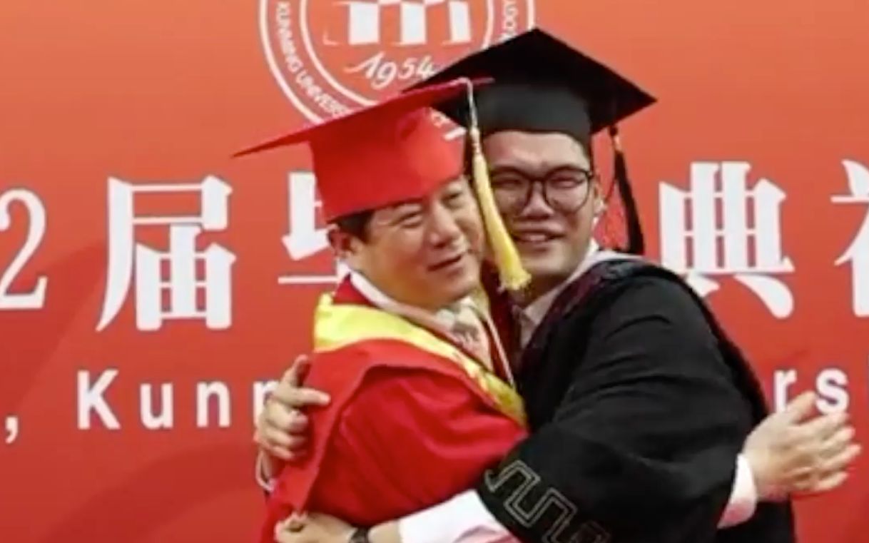 男生毕业典礼上台，摔倒跪在校长面前，暖心的校长给了男生一个大大的拥抱。