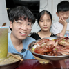趁着爸妈不在家，小伙带着弟弟妹妹偷偷吃大餐