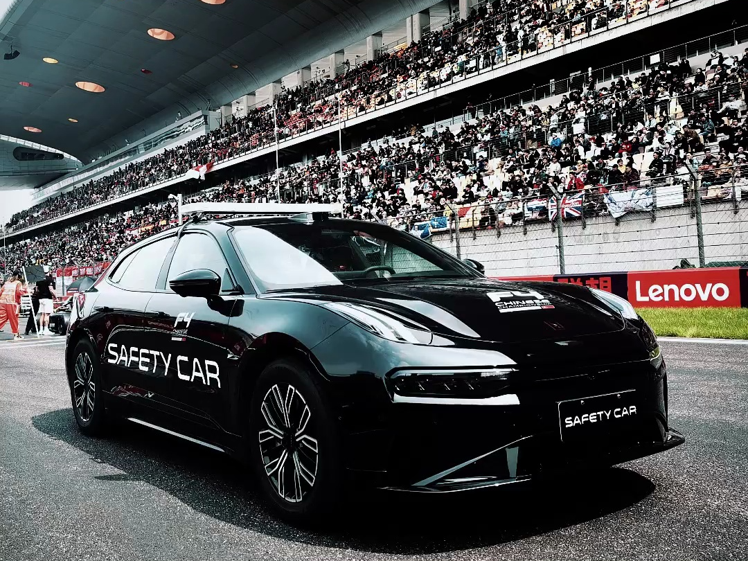 中国纯电汽车闪现F1赛场！极氪001和极氪007作为F4安全车亮相。