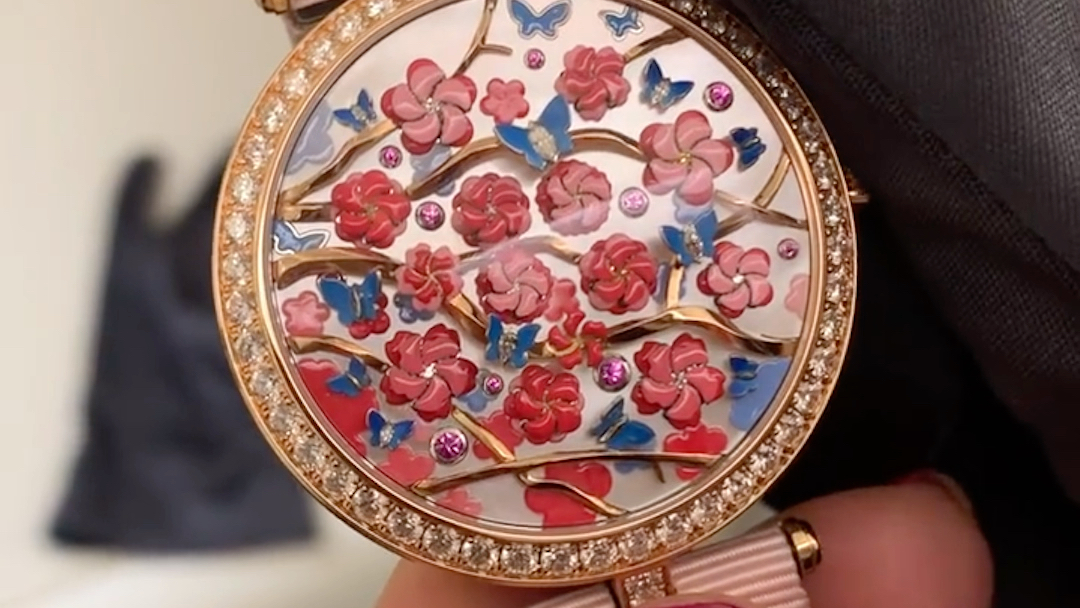 梵克雅宝新款腕表，每次看时间都要数着有几朵花开着