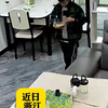 妈妈让哥哥在家照顾弟弟 结果一整天都是弟弟在照顾哥哥