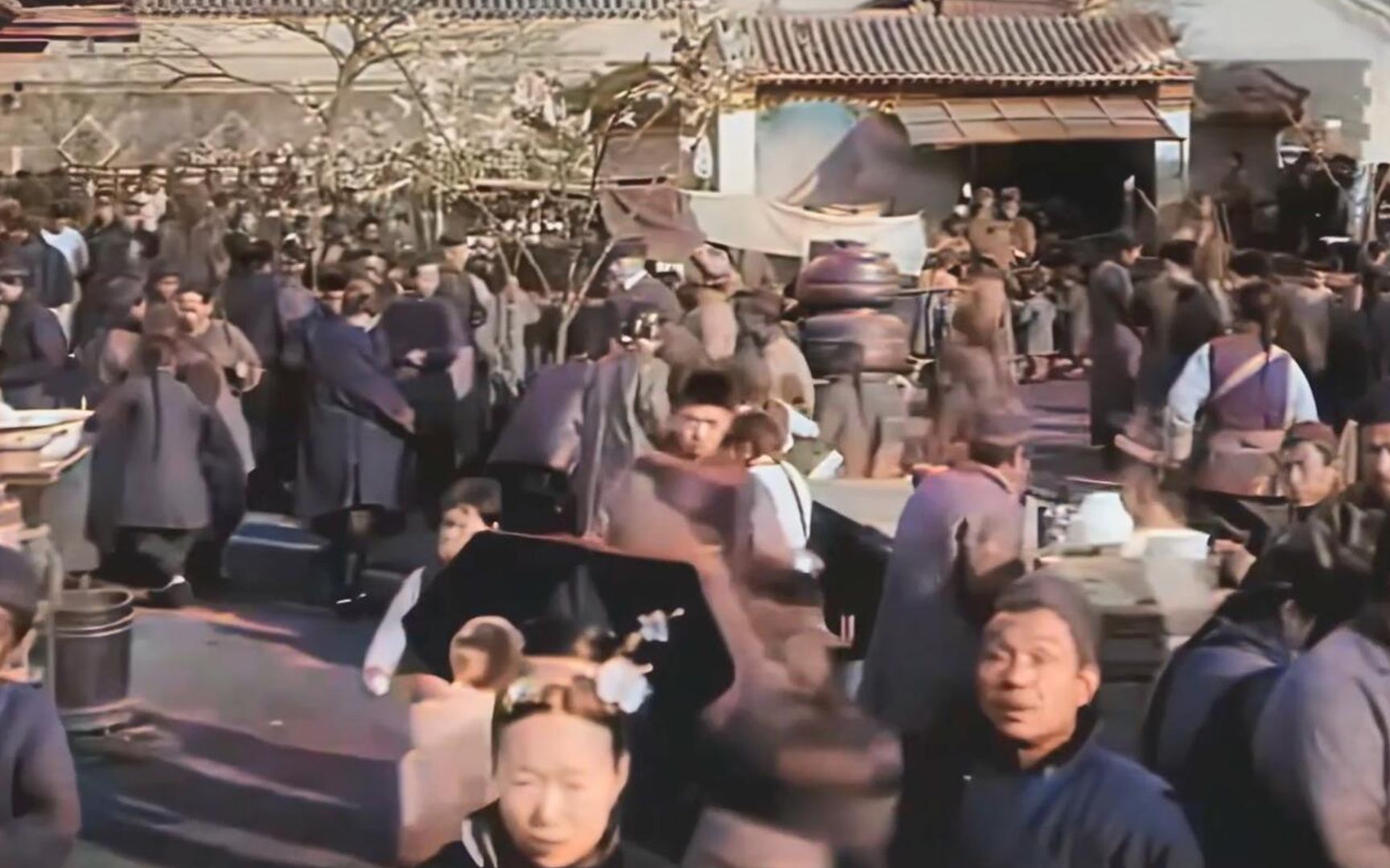 1910年清朝北京真实视频，王府里的格格去吃早餐，百姓盯着摄像机