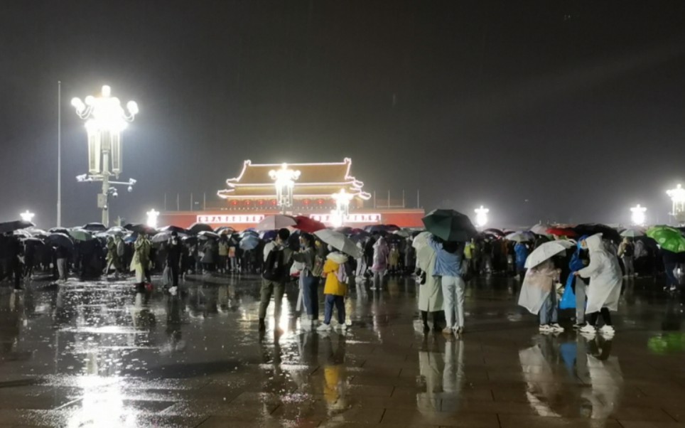 理性看待：10月1日凌晨3点，天安门广场数万人等待看升旗的真实景象是这样的[第1次]的第1张示图