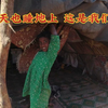 贫民窟三姐妹花站在车窗外，久久不愿离开，眼神流露出对上学的渴望