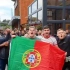 客场对阵狼队，赛前曼联球迷拿着葡萄牙国旗齐声高唱“Viva Ronaldo”