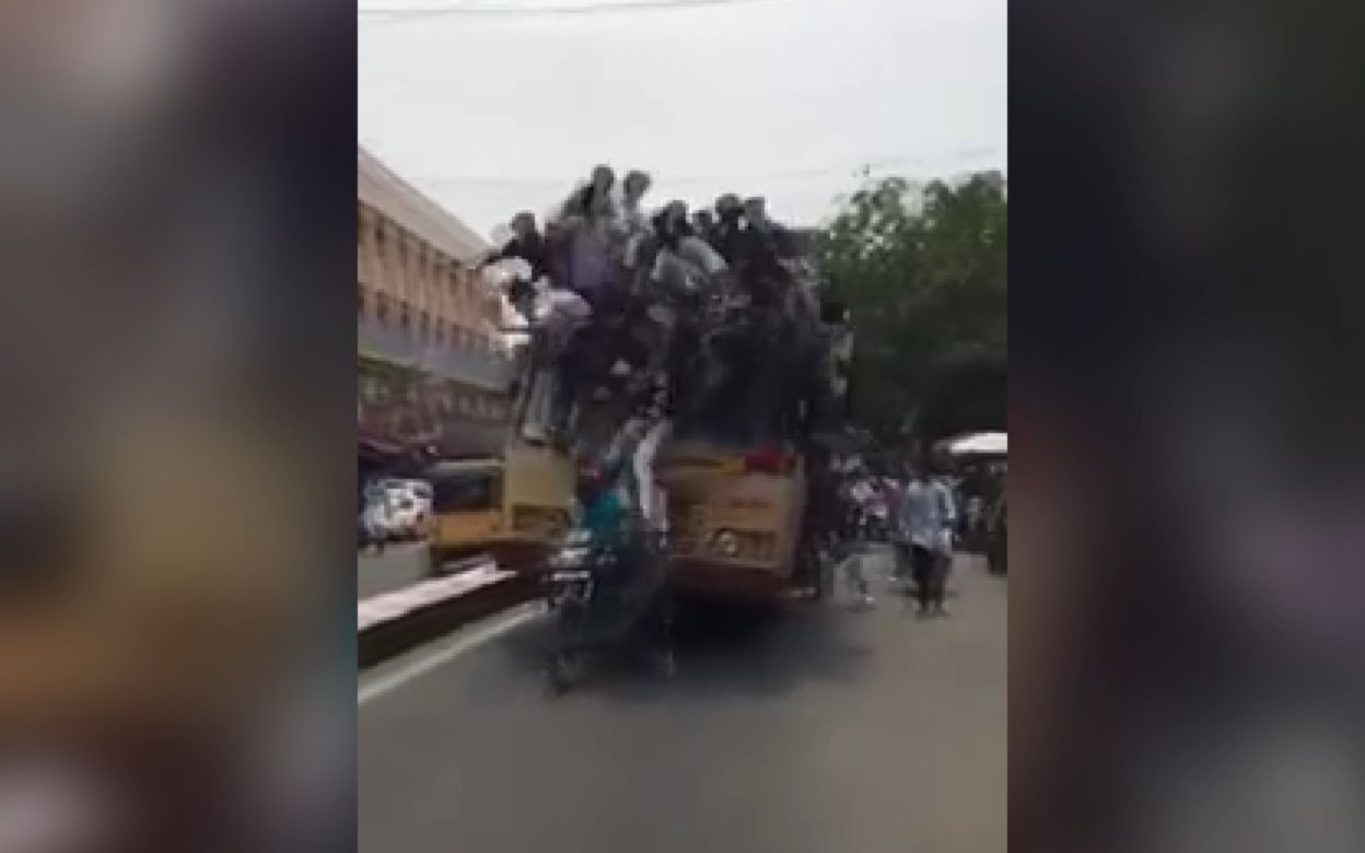 公交司机一个急刹车，30个印度学生齐刷刷掉下车顶