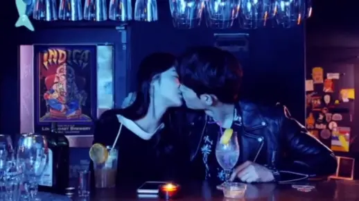 美女和刚见面的帅哥激情热吻!