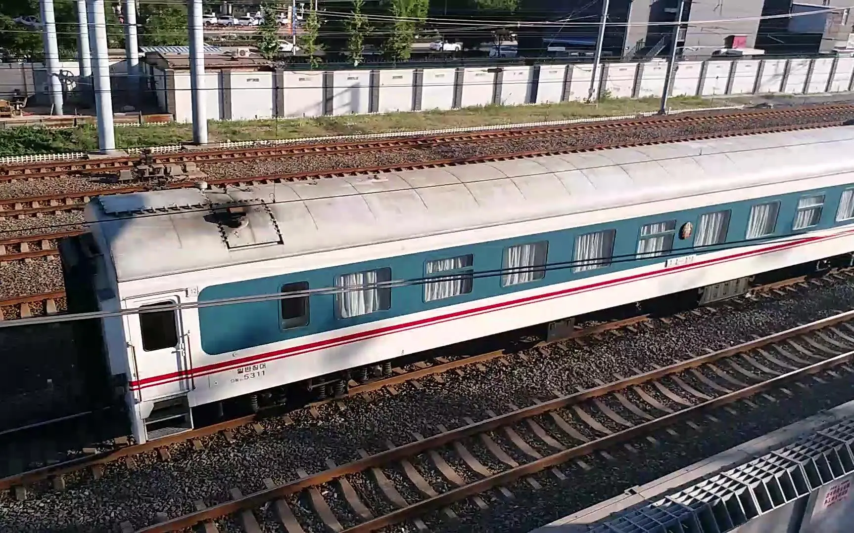 【中国铁路】开往平壤的k27次红绿蓝三色列车