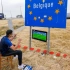 外国球迷跑到法国比利时边境上看世界杯半决赛！