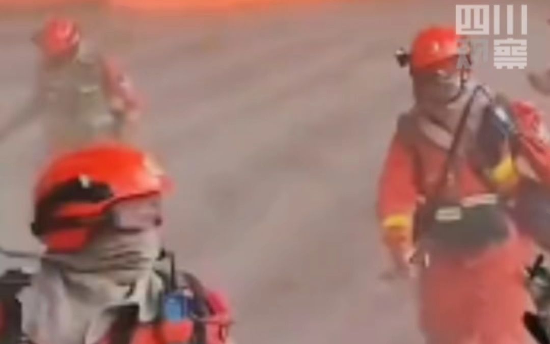 玉溪山火突然转向大火扑向消防战士，镜头记录下他们紧急撤离