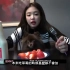Jennie自己吃草莓，让狗子们看着，看把Kuma给馋得哟！