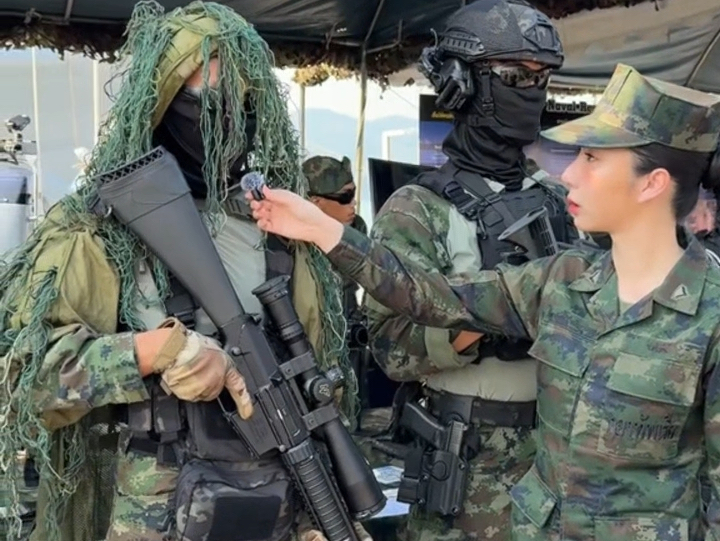 泰国军方举办的军事展览活动，随机采访四种兵种。