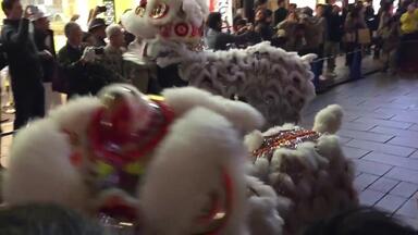 2017春节 <em class="keyword">日本</em>横滨街头 中国醒狮<em class="keyword">舞狮</em>表演 场面震撼