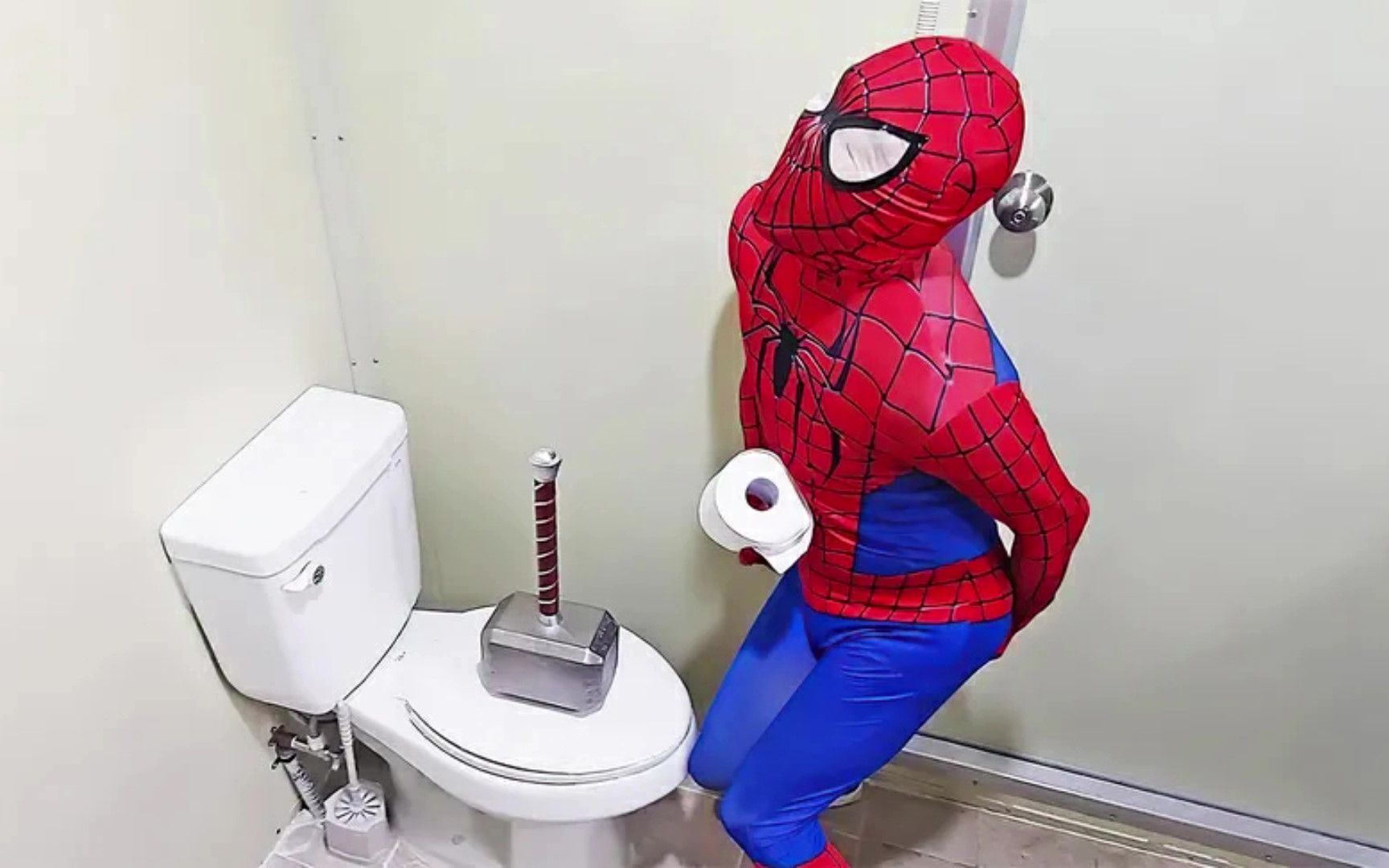 如果雷神锤阻碍了蜘蛛侠上厕所？第一视角带你搞笑体验
