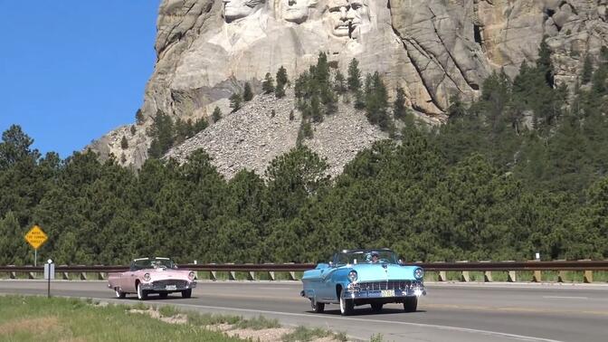 50年代风格的美国公路之旅-与1950年代福特敞篷车 (南达科他州)