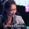 小姐姐在酒吧与小混混比酒，谁输谁脱衣