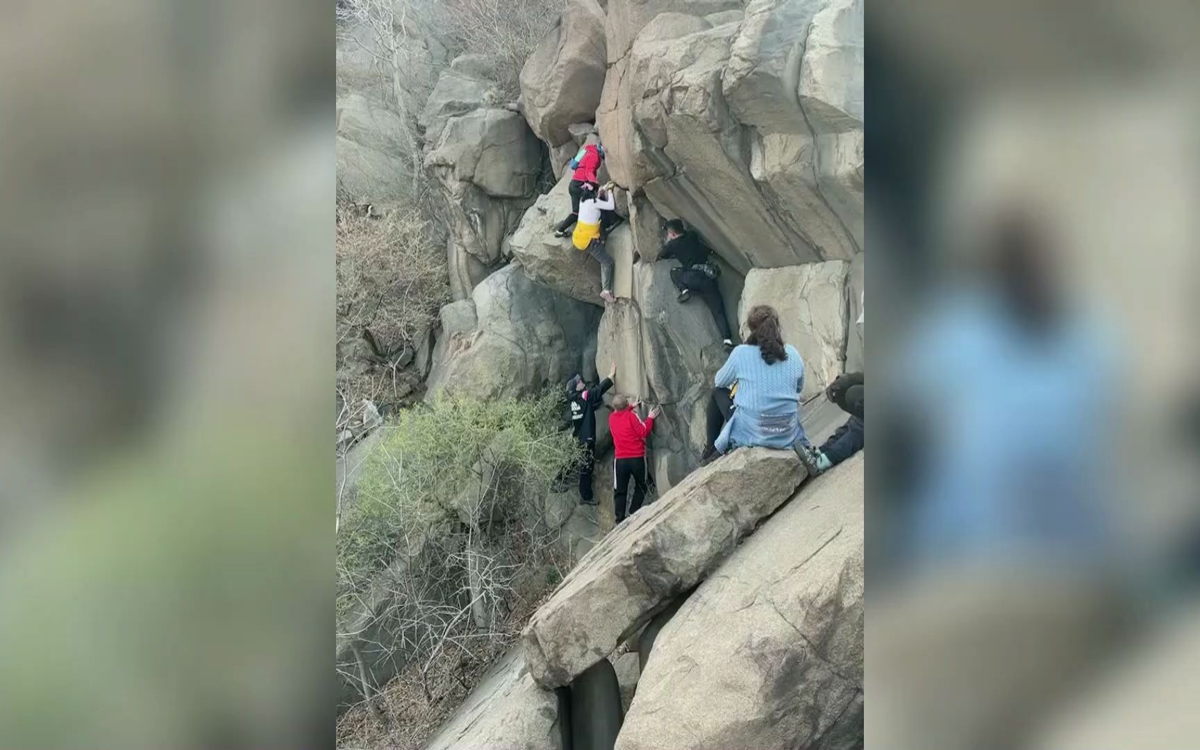 女子无保护措施攀岩，失手坠落峭壁，视频记录下惊险一幕