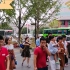 炎热夏天～周末大街上行人购物逛街的景像。街景vlog