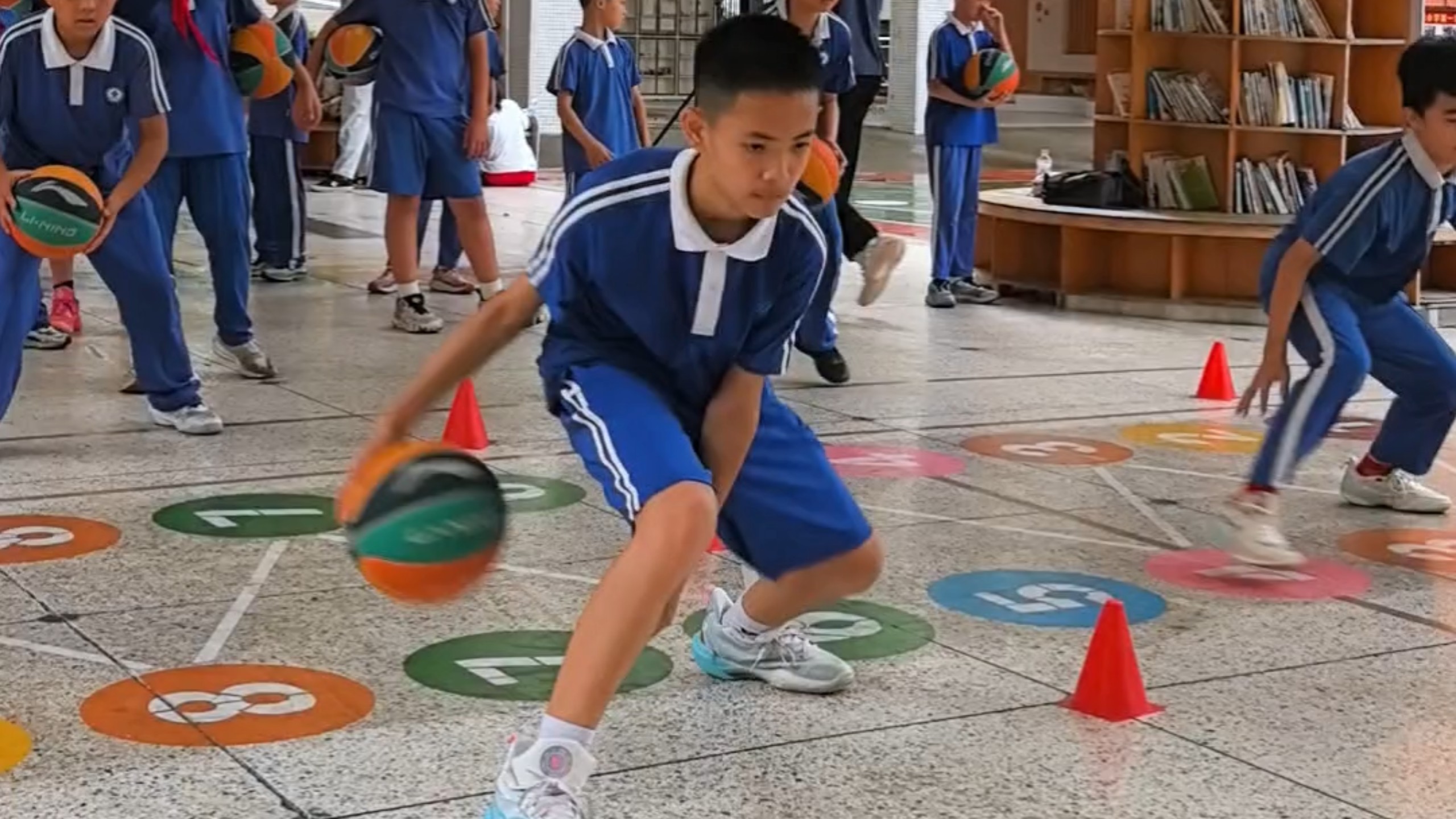 小学生运球训练，篮球基本功