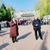 这场男女对唱《军人本色》是听觉盛宴，男生的坚毅与女生的柔情， 在每一句歌词中交融。唱出了军人的铁骨与柔情，让人忍不住沉浸其中。公园随拍，观众视角