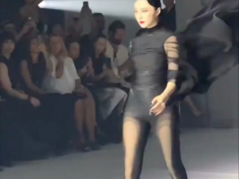 范冰冰黑丝走秀现场