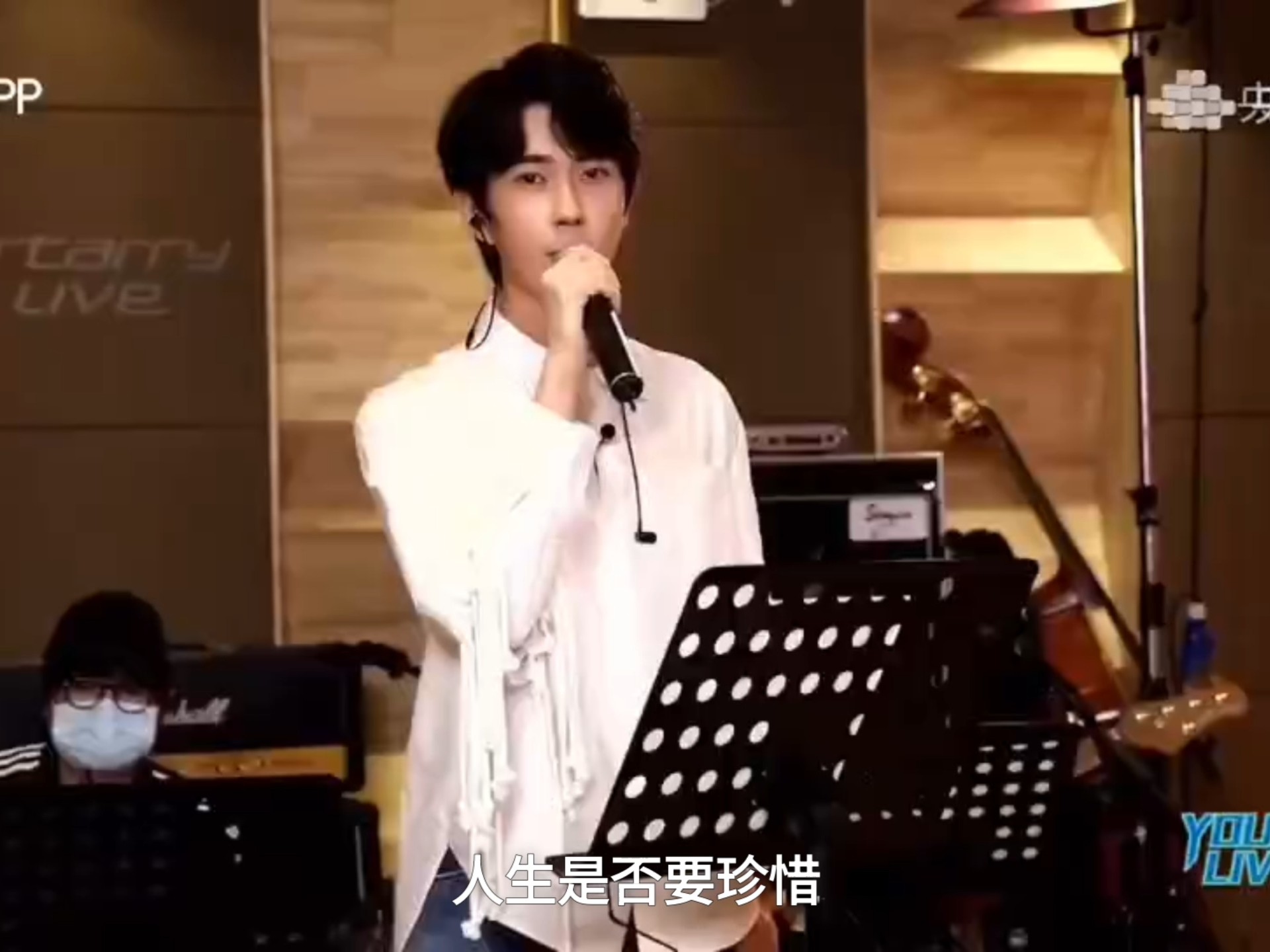 小于翻唱的《我只在乎你》 人生几何能够得到知己 失去生命的力量也不可惜 所以我求求你 别让我离开你 除了你 我不能感到 一丝丝情意