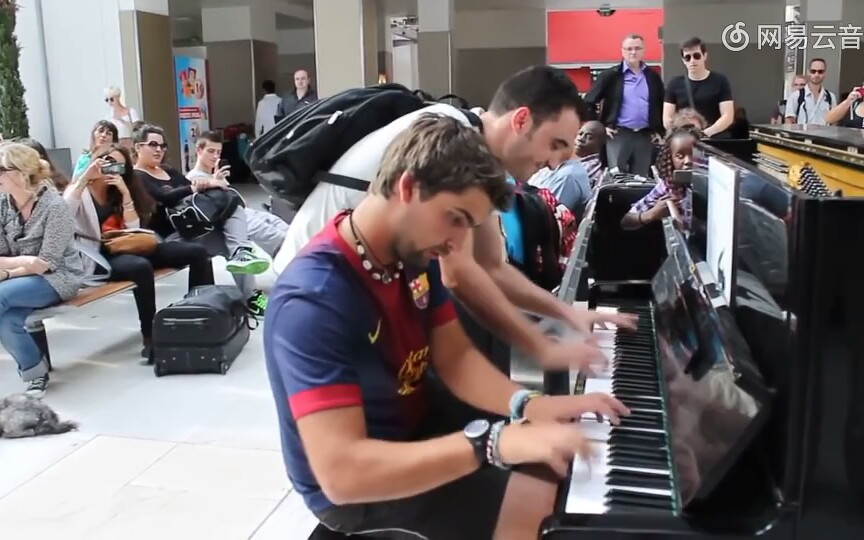 巴黎火车站小哥弹奏钢琴  谁想竟遇到知音  二人合奏惊呆路人！